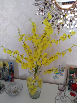 Arranjo orquídeas amarelas chuva de ouro em vaso de vidro 2