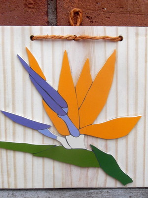 Quadro madeira rústica com mosaico flor estrelícia