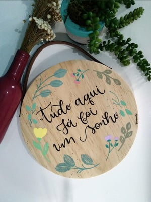 Quadro redondo em madeira com frase