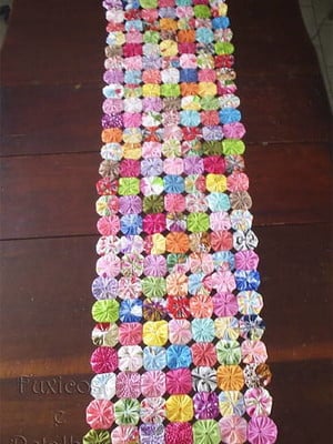 Caminho de mesa de fuxico 90cm x 40cm artesanal