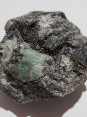 Esmeralda na matriz bruta natural 128g. - universo 22