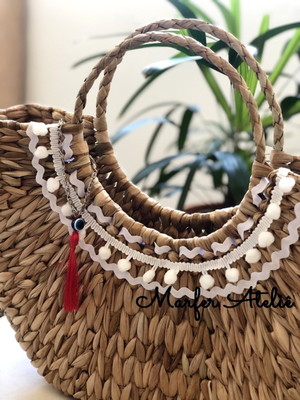 Bolsa de palha natural meia lua com pingente olho grego