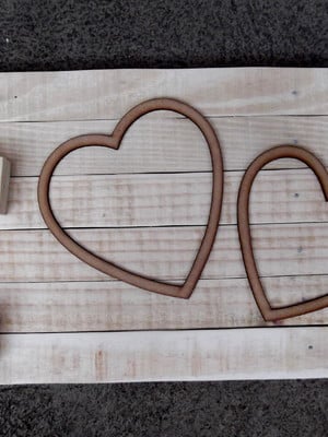 Quadrinho decorativo "love" em madeira crua rústica