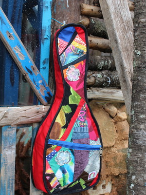 Capa para ukulele costurada com reciclagem de tecidos