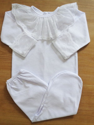 Body bebe com calça e gola em renda