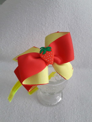 Tiara neon com laço florescente de morango