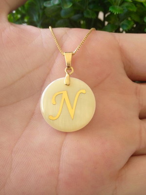 Gargantilha medalha letra inicial folheado a ouro