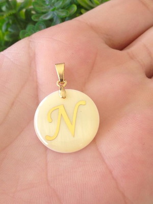 Pingente medalha letra inicial folheado a ouro