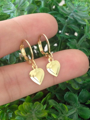 Brinco feminino argola coração pendurado folheado a ouro