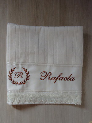 Toalha de banho cor creme- acabamento com renda guipir