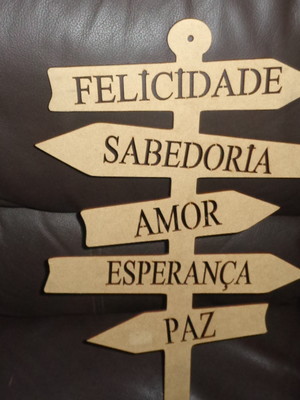 Placa com setas e dizeres em mdf--