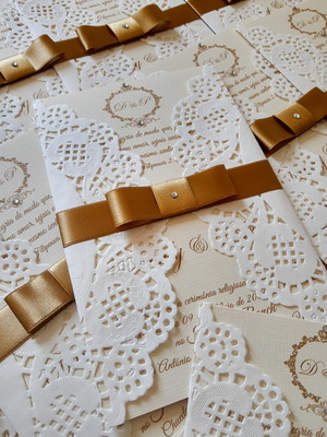 Convite de casamento dourado com fita cetim e papel rendado