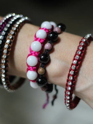 Pulseira strass swarovski e macramê