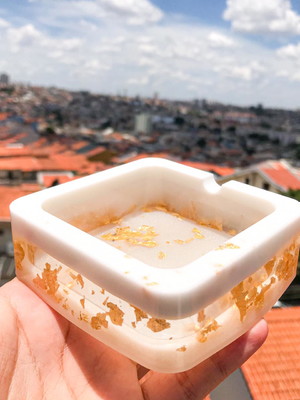 Cinzeiro branco, com branco perolado com folhas de ouro dour