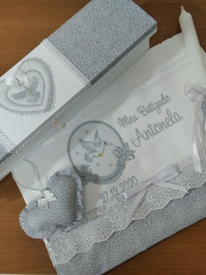 Toalha batizado bordada - kit com vela e caixa