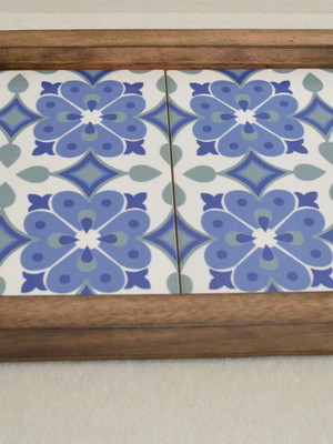Bandeja com azulejo em madeira angelim m