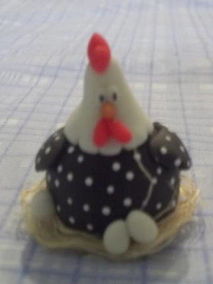 Aplique médio galinha pintada no ninho