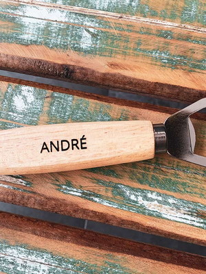 Abridor de garrafas em metal e madeira