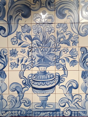 Vaso português pintado à mão em azulejo