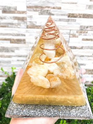 Orgonite com citrino piramide