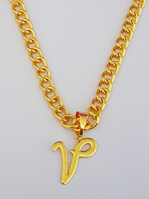 Corrente cordão 60 cm pingente letra v folheado ouro. c43v1