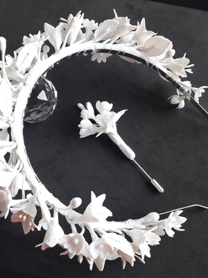 C007- kit: uma tiara e uma flor de lapela