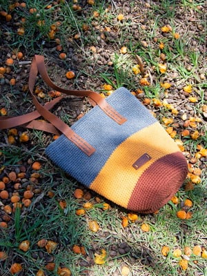 Bolsa tote de crochê listrada alça de couro | artesanal