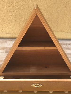 Nicho de madeira triangular com gaveta