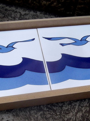 Bandeja mdf crú + 2 azulejos decorados gaivotas na marola