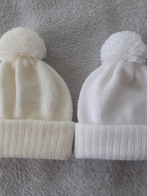 Combo toucas com pompom bebê rn off white e branca