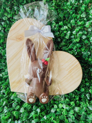 Coelha em chocolate ao leite recheada com doce de leite