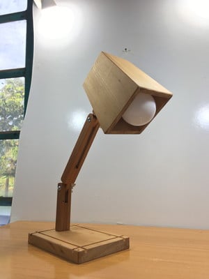 Luminária articulável de mesa
