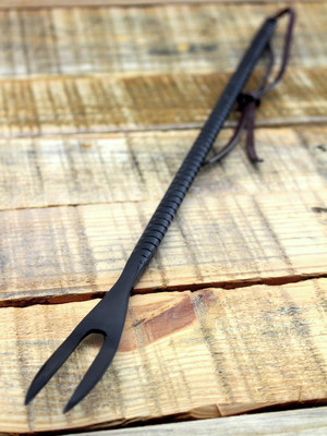 Garfo longo para churrasco - artesanal forjado e fosfatizado