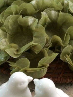 50 forminhas de tecido verde camélias