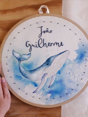 Porta maternidade aquarela bordada bastidor