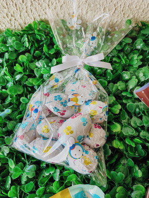 Celofane coelhinhos com ovinhos de chocolate