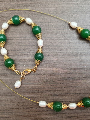 Conjunto de colar e pulseira de jade verde e pérolas