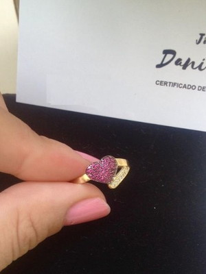 Anel coração cravejado com pedras de zircônias rubi