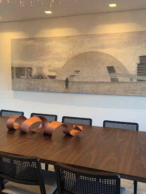 Escultura centro de mesa fita abstrata 110cm