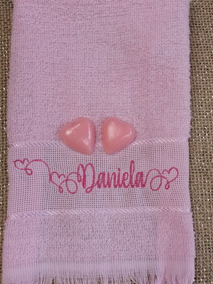 Toalha bordada c/ nome + saq. organza + tag + 2 sabonetes