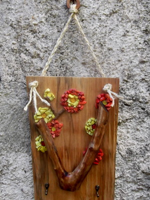 Porta chaves rústico com mosaico florzinhas de muranos