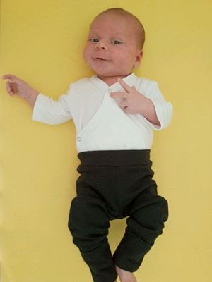 Calça preta para bebes com cós de ajuste e pé reversível