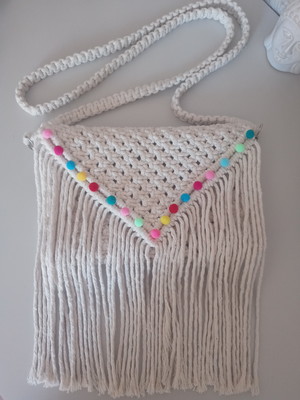 Bolsa de macramê 26x17cm com pompom