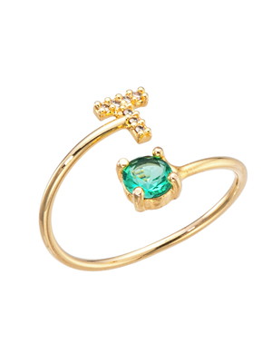 Anel com inicial cravejada com microzircônias e uma zircônia