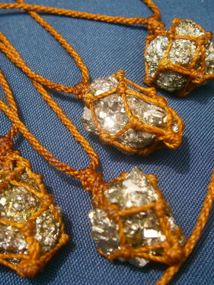 Colar com pirita natural forma bruta brilhante |