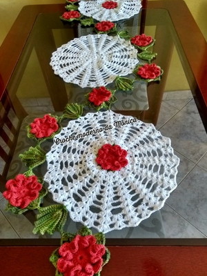 Caminho de mesa flores e folhas em "s"