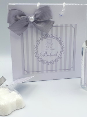 Kit sacolinha com álcool gel e sachê ursinho com cheirinho