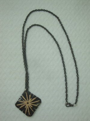 Gargantilha com pingente de coco