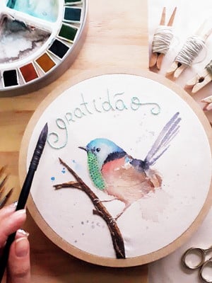 Bastidor bordado aquarela - passarinho gratidão