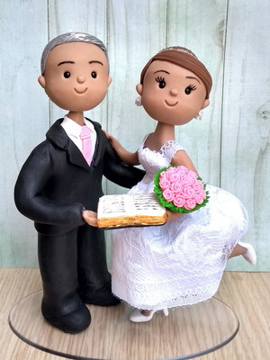 Casal de noivinhos de biscuit com biblia